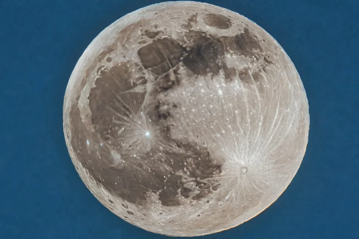 Der Mond am Abendhimmel über einer Landschaft — Beitragsbild zu „Mondfinsternis: Wie sie entsteht und wie sie gedeutet wurde“