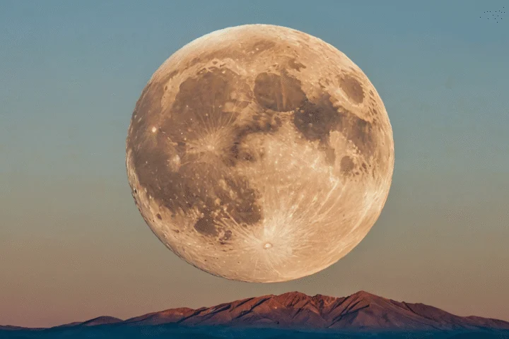 Der Mond am Abendhimmel über einer Landschaft — Beitragsbild zu „Mondphasen und Mondkalender – ein Leitfaden für den Alltag“