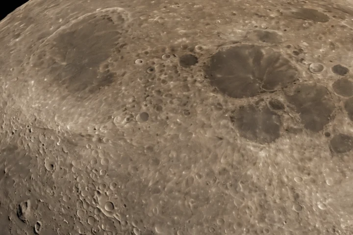 Der Mond am Abendhimmel über einer Landschaft — Beitragsbild zu „Neumond: Was am Himmel passiert und was daraus gedeutet wird“