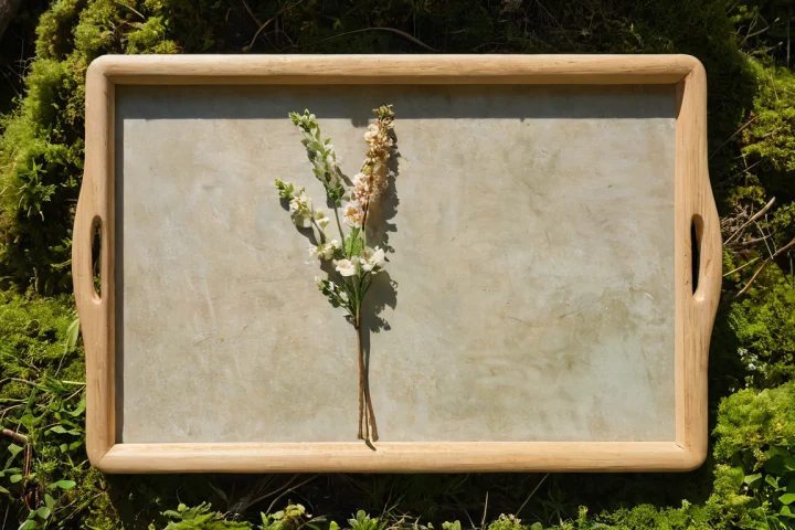 Frische Blüten und eine helle Kerze — Beitragsbild zu „Spiritualität für Anfänger: Einfach und naturnah beginnen“