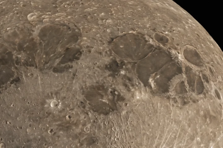 Der Mond am Abendhimmel über einer Landschaft — Beitragsbild zu „Zunehmender und abnehmender Mond: der Unterschied in der Praxis“